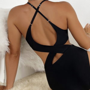 Traje de baño sexy con realce de senos.