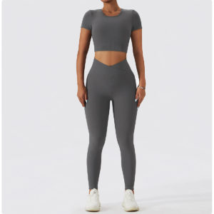 Conjunto fitness de 4 piezas con estilo.